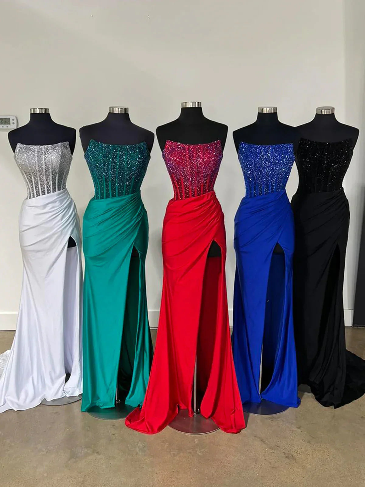 Cosmo | Robes longues de bal en satin bleu à encolure dégagée sirène