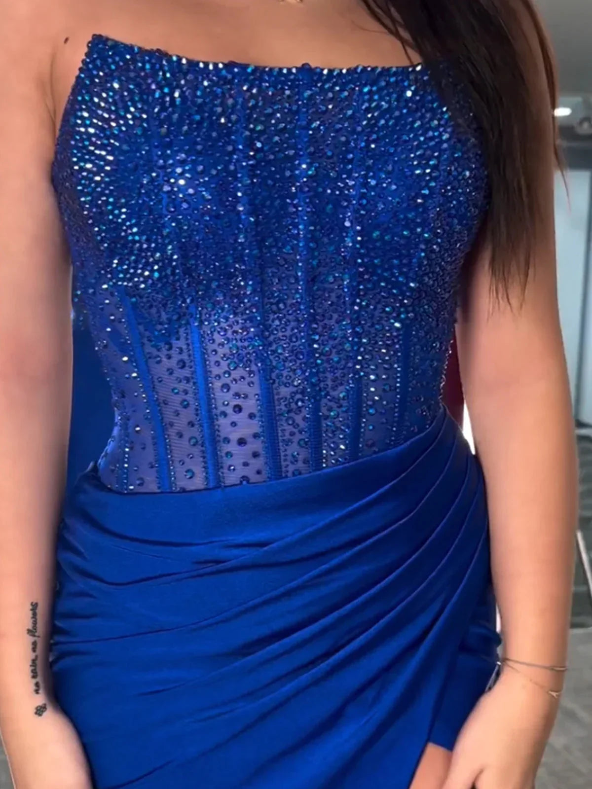 Cosmo | Robes longues de bal en satin bleu à encolure dégagée sirène
