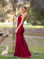 Abito sirena bordeaux in raso con spalline lunghe, scollo a drappeggio e schiena scoperta