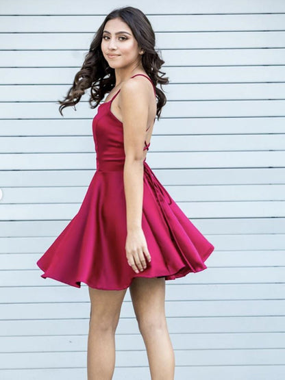 Süßes kurzes ärmelloses rückenfreies Satin-Abschlussball-/Homecoming-Kleid