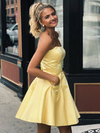 Vestidos Curtos de Cetim Amarelo Bonitos, Sem Alças, Corte em A, para Baile de Finalistas e Festa de Regresso a Casa, com Bolsos