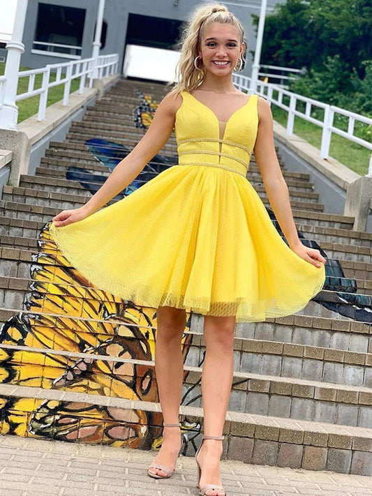 Süßes gelbes kurzes A-Linien-Ballkleid mit V-Ausschnitt und dünnem Gürtel