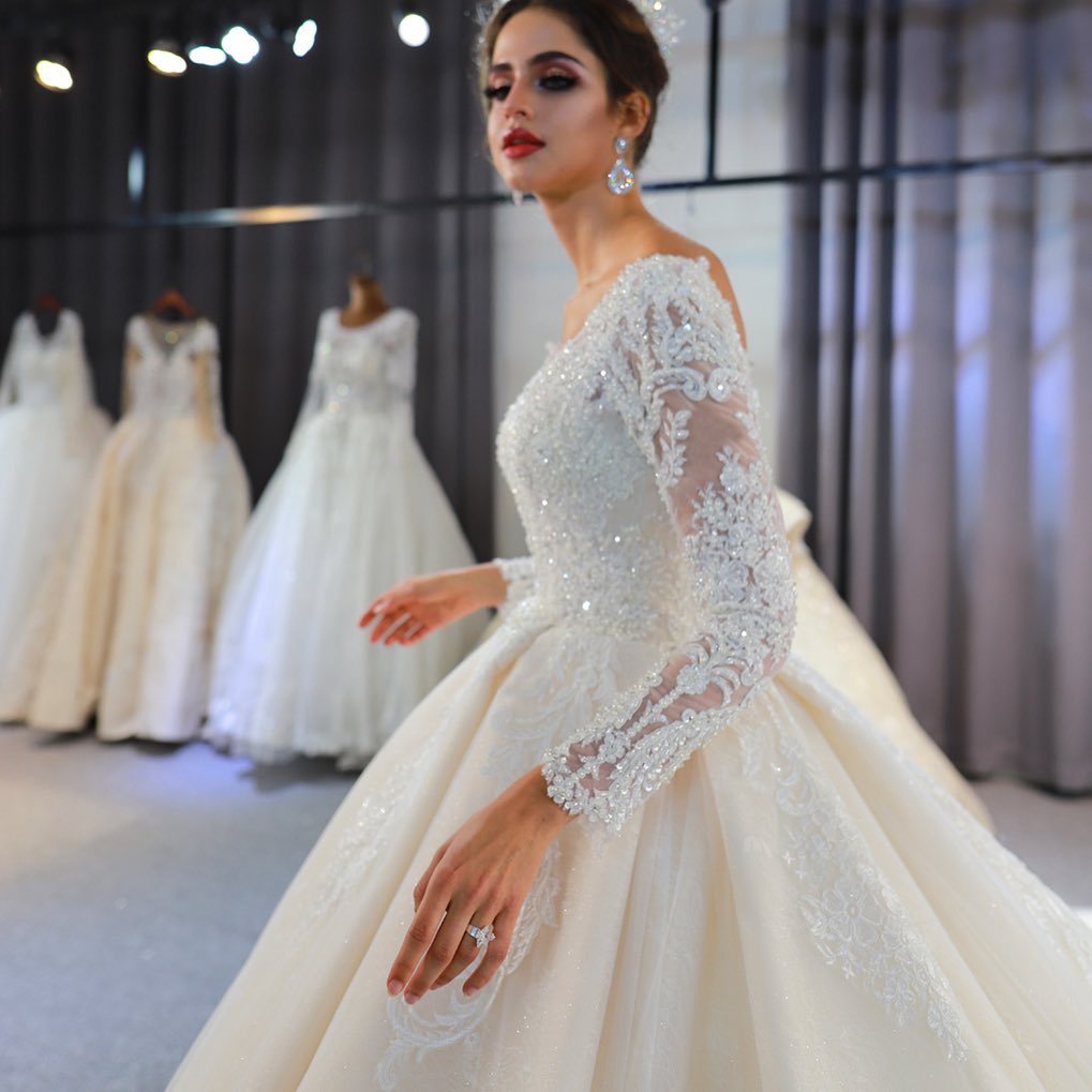 Elegant Train Sweetheart Backless A Line Wedding Dress With Lace Appliques