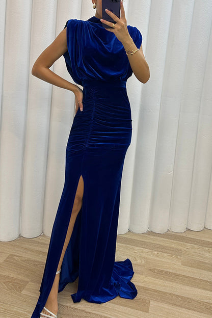 Vestido largo Milan Muse de terciopelo con hombros acolchados, cinturón fruncido y abertura 