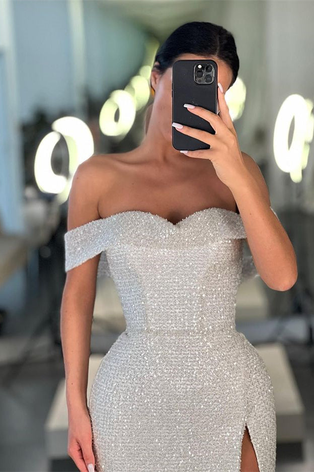 Vestido de fiesta blanco de sirena con lentejuelas y hombros descubiertos y abertura