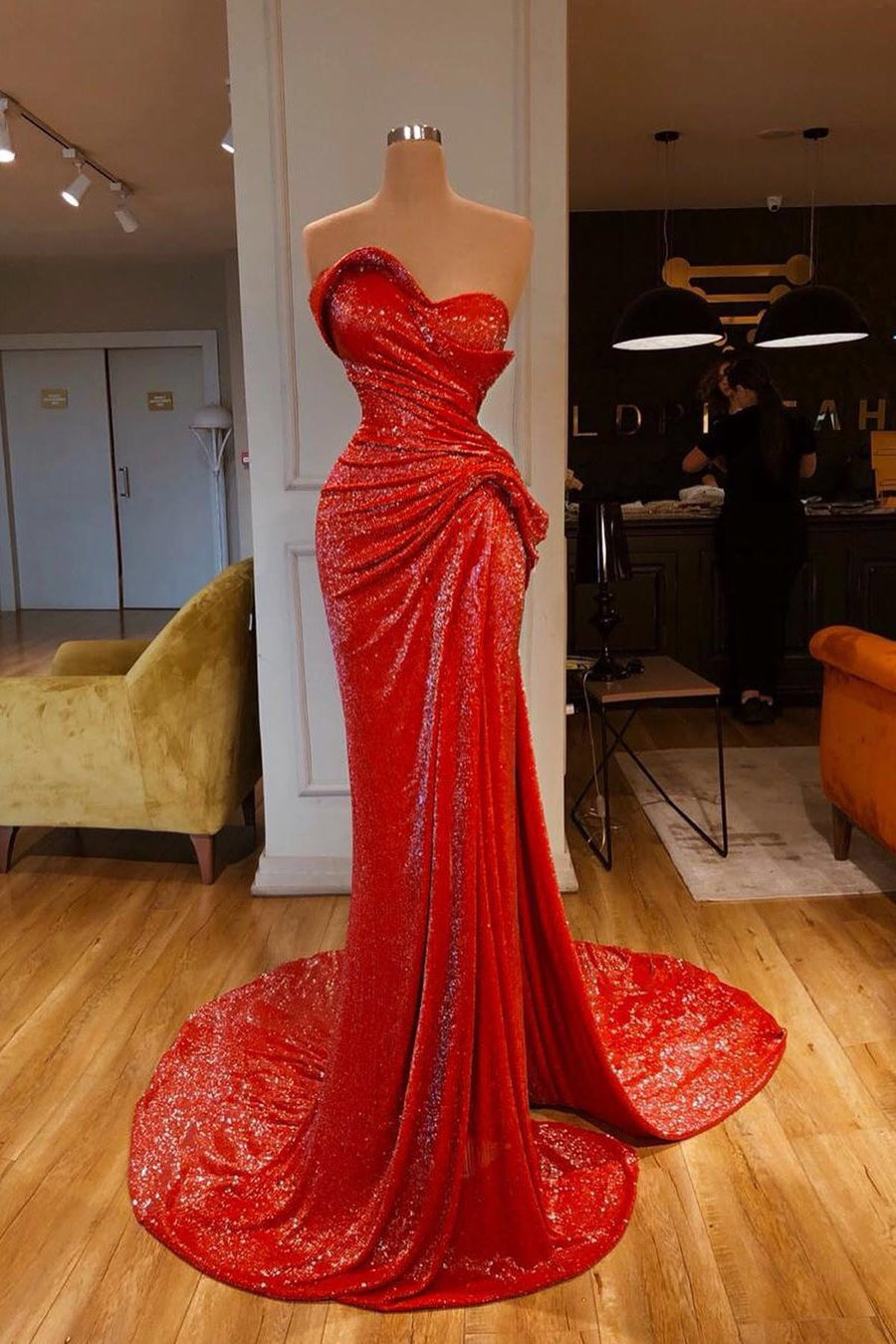 Abito da sera rosso a sirena con paillettes e scollo a cuore