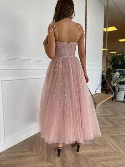 Vestido de fiesta corto de tul rosa empolvado con tirantes y lentejuelas