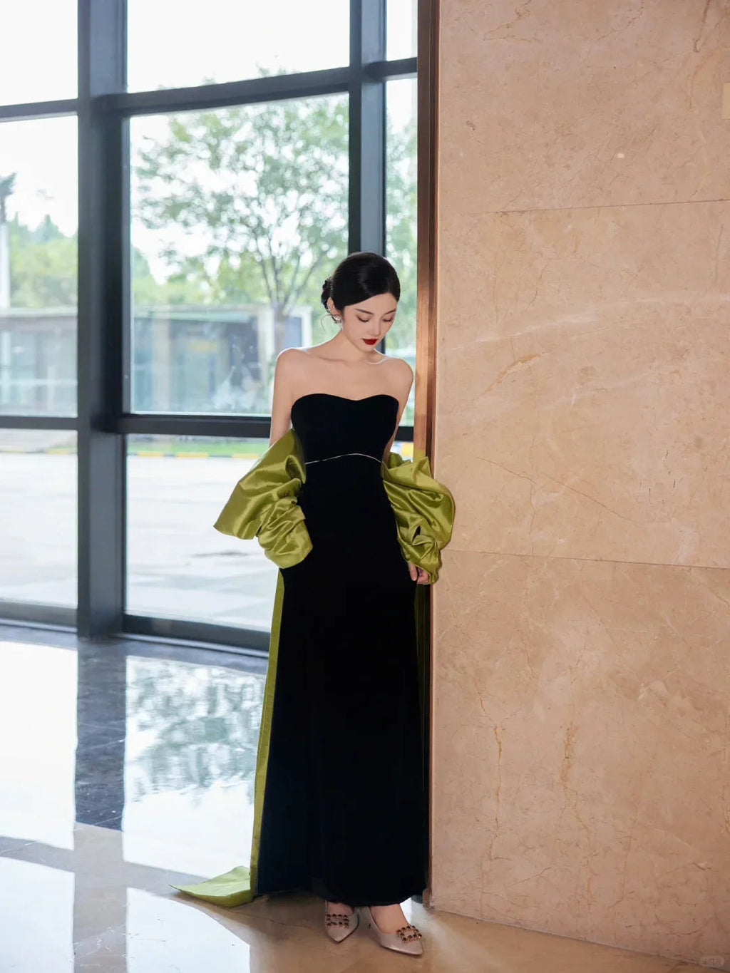 Vestido largo de fiesta negro sin tirantes de satén con lazo Y8594