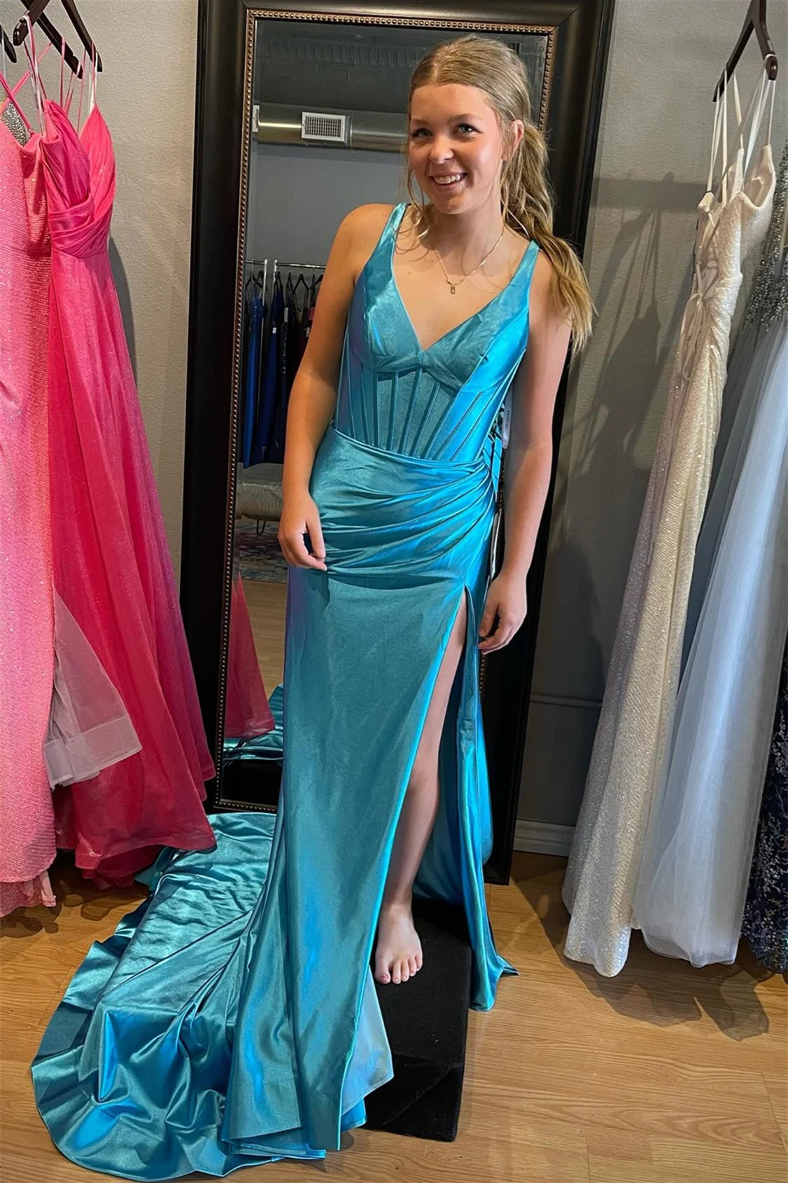 Langes Ballkleid im Meerjungfrauen-Stil aus Satin mit V-Ausschnitt und Schlitz