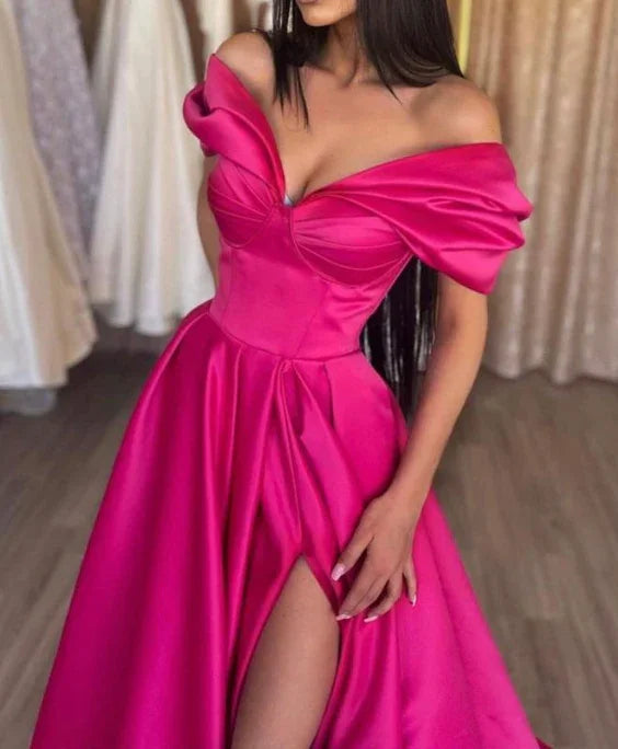 Elegante abito lungo da sera in raso fucsia acceso, linea a trapezio, scollatura a spalle scoperte, pieghe e spacco Y7644
