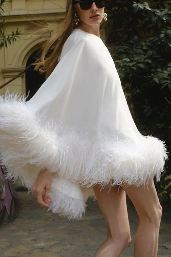 Vestido de Festa Mini com Bainha de Penas e Ombro a Descoberto Vegas Living