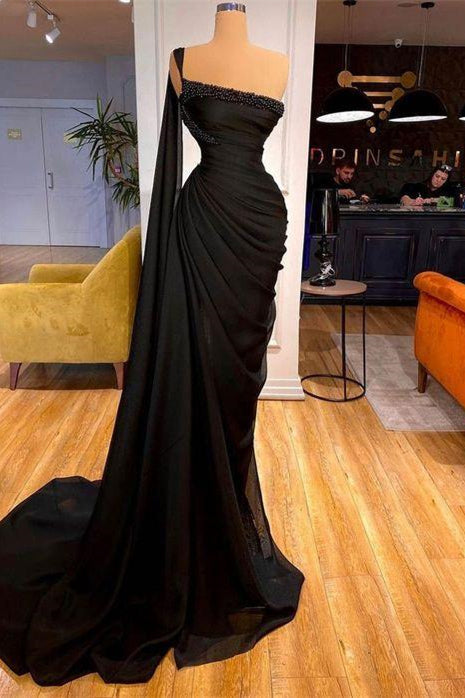Abito da sera nero in raso a sirena senza spalline con drappeggio, mantella e perline