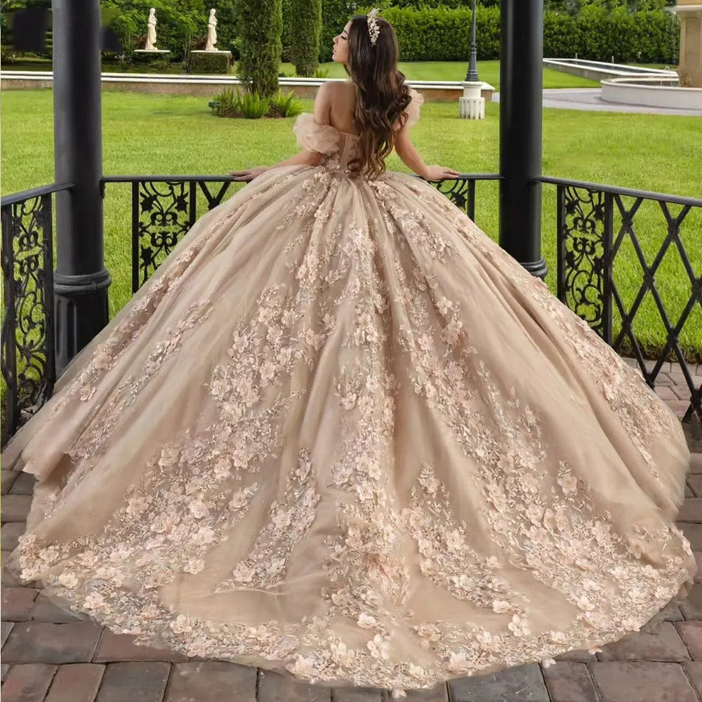 Abito da Quinceañera Champagne con Maniche Staccabili, Perline, Cristalli e Motivi Floreali 3D in Pizzo, Corpetto, Vestiti per 15 Anni 2026