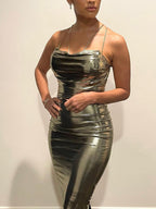 Vestido con tirantes, espalda descubierta y cuello alto 