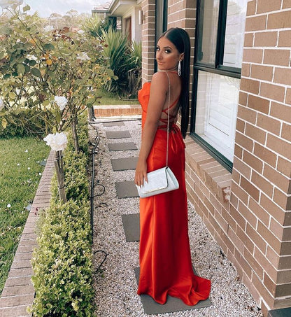 Vestido de fiesta de noche rojo largo de sirena con escote en V, sin espalda y abertura
