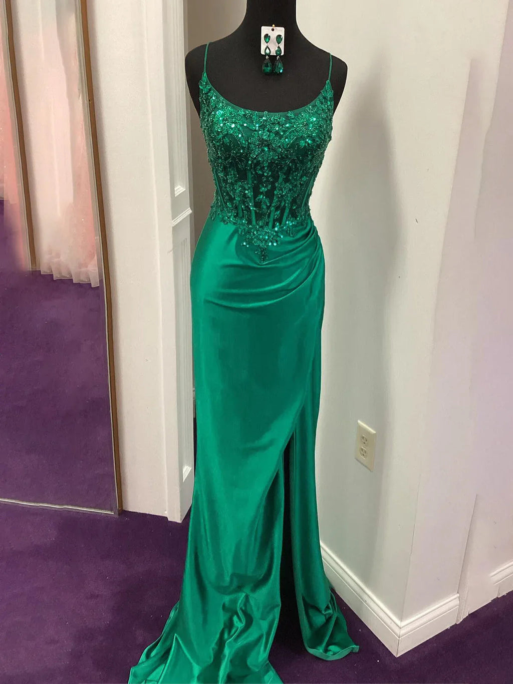 Dallas | Robe longue de bal sirène en satin avec appliques vertes transparentes