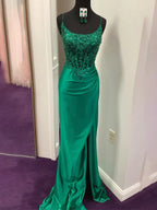 Dallas | Robe longue de bal sirène en satin avec appliques vertes transparentes