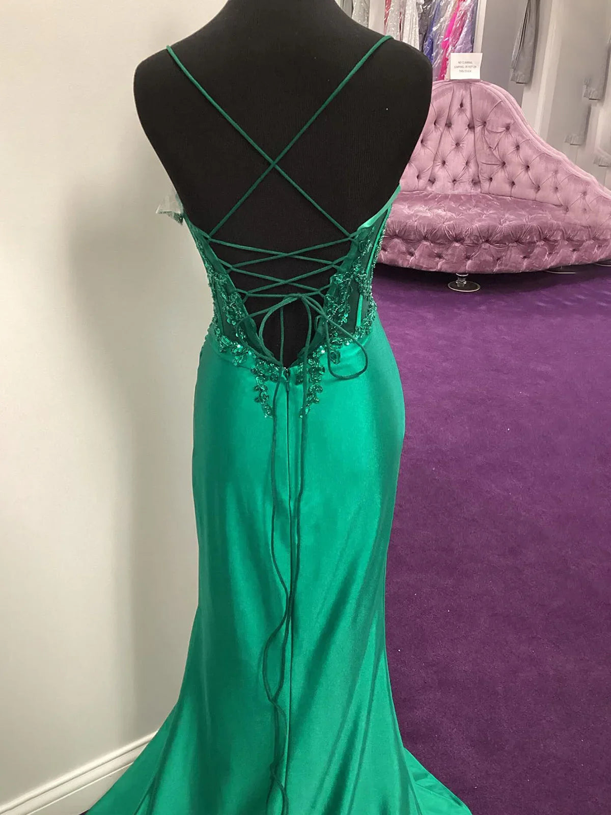 Dallas | Robe longue de bal sirène en satin avec appliques vertes transparentes