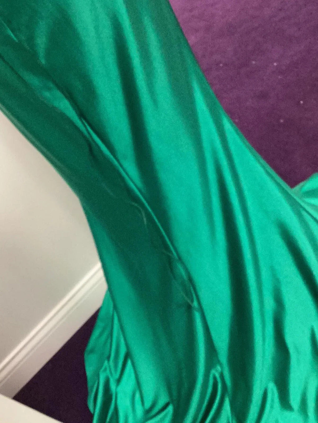 Dallas | Robe longue de bal sirène en satin avec appliques vertes transparentes