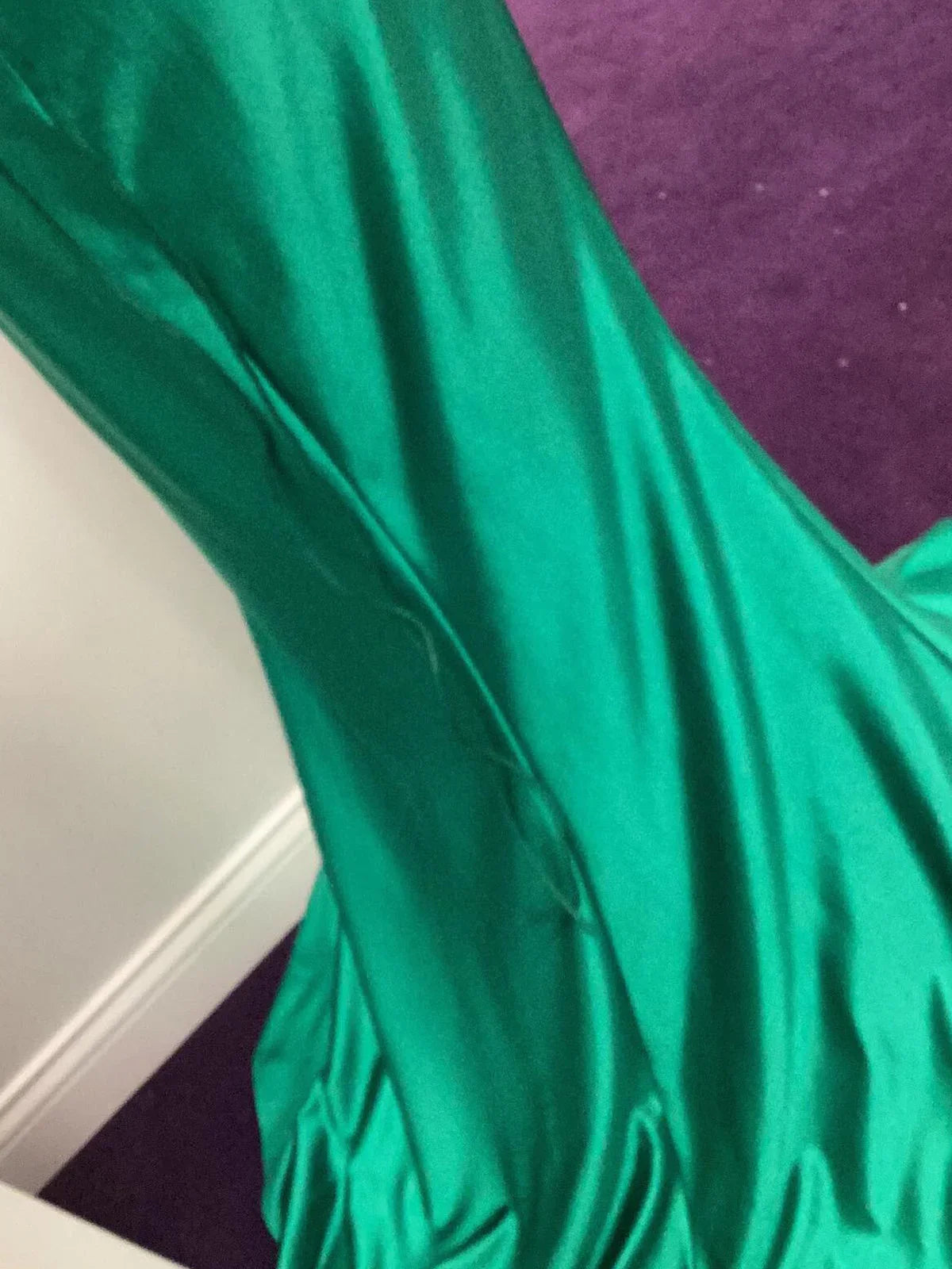 Dallas | Robe longue de bal sirène en satin avec appliques vertes transparentes