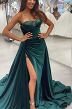 Abito da sera verde scuro con paillettes, senza maniche, scollo a cuore, lungo fino a terra, spacco frontale, linea a trapezio