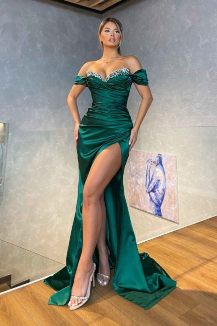 Abito da sera verde scuro sexy in raso senza spalline, lungo fino a terra, con volant e scollo a barca