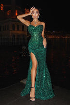 فساتين سهرة طويلة على شكل حورية البحر باللون الأخضر الداكن اللامع مع فتحة وقلادة على شكل قلب مزينة بالترتر