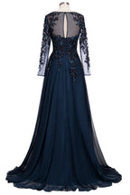 Abito da sera formale lungo a linea ad A in tulle con gioielli blu marina scuro e maniche