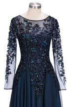 Abito da sera formale lungo a linea ad A in tulle con gioielli blu marina scuro e maniche