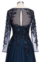 Abito da sera formale lungo a linea ad A in tulle con gioielli blu marina scuro e maniche