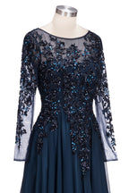 Abito da sera formale lungo a linea ad A in tulle con gioielli blu marina scuro e maniche