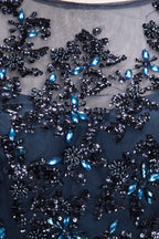 Abito da sera formale lungo a linea ad A in tulle con gioielli blu marina scuro e maniche