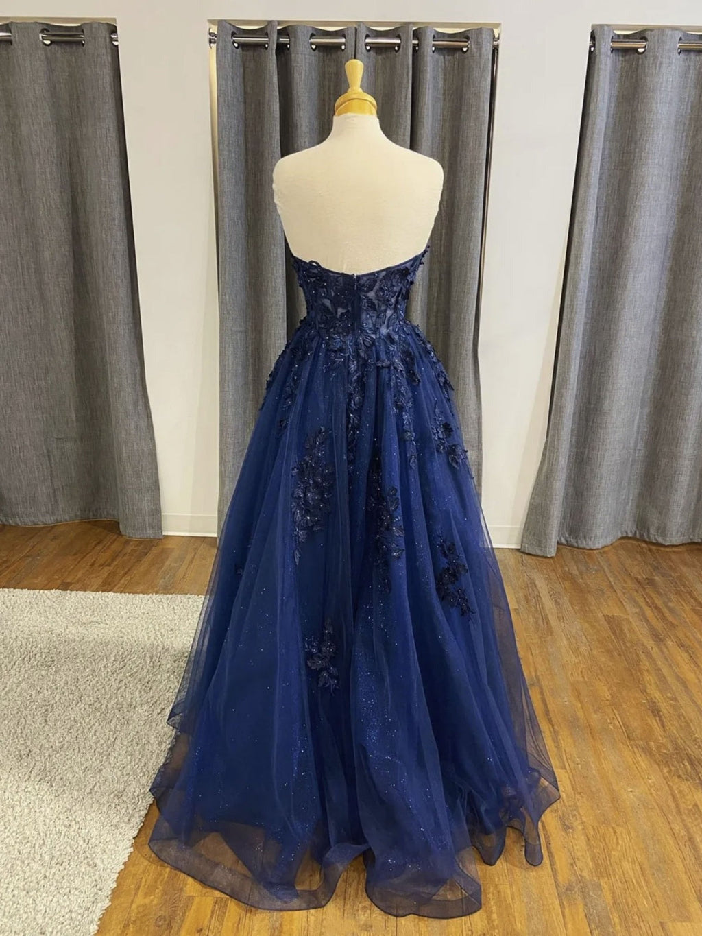 Abito da sera formale lungo a linea ad A in tulle blu scuro con pizzo e schiena scoperta