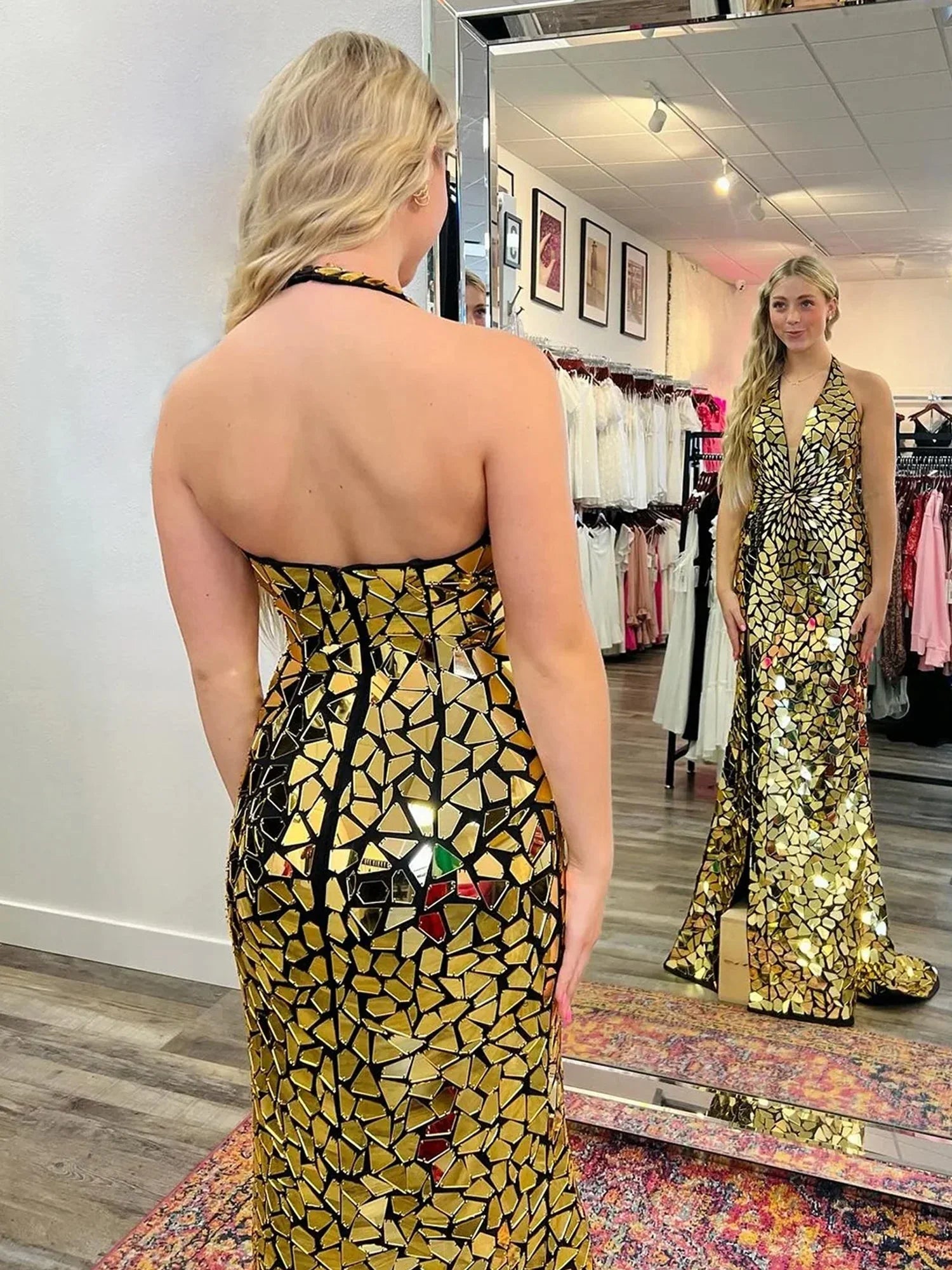 Darya | Abito da sera sirena con paillettes scintillanti e spacco, modello a collo halter
