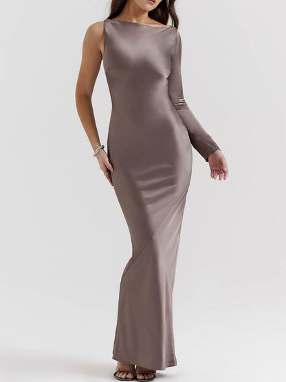 Rauchfarbenes Maxikleid mit einem Ärmel 