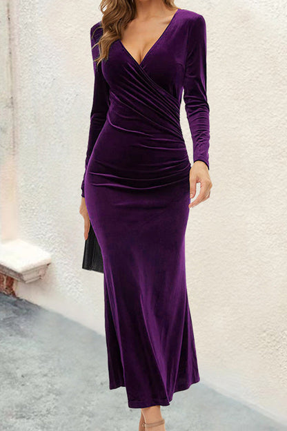 Vestido de noche elegante de terciopelo con escote en V y falda plisada a la cadera con cola de pez 