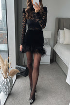 Vestido mini con ribete de plumas y retazos de terciopelo y encaje que vale la pena apreciar 