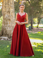Vestido comprido em linha A com decote profundo em V