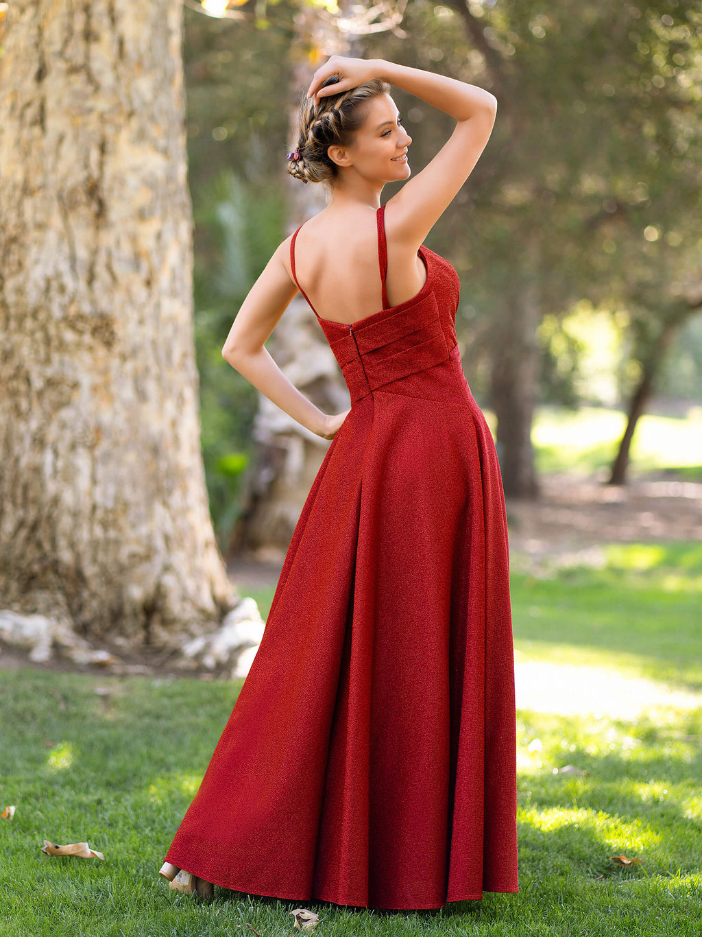 Vestido comprido em linha A com decote profundo em V