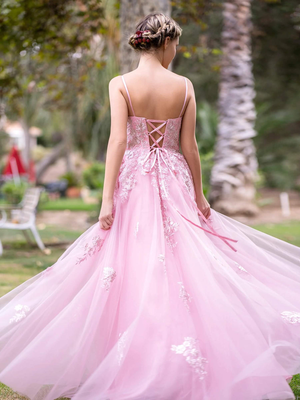 Vestido de baile comprido em tule com decote em V profundo e aplicação de renda