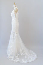 Abiti da sposa eleganti a sirena in tulle con applicazioni e scollo profondo a V