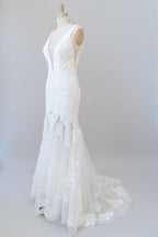 Abiti da sposa eleganti a sirena in tulle con applicazioni e scollo profondo a V