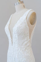 Abiti da sposa eleganti a sirena in tulle con applicazioni e scollo profondo a V
