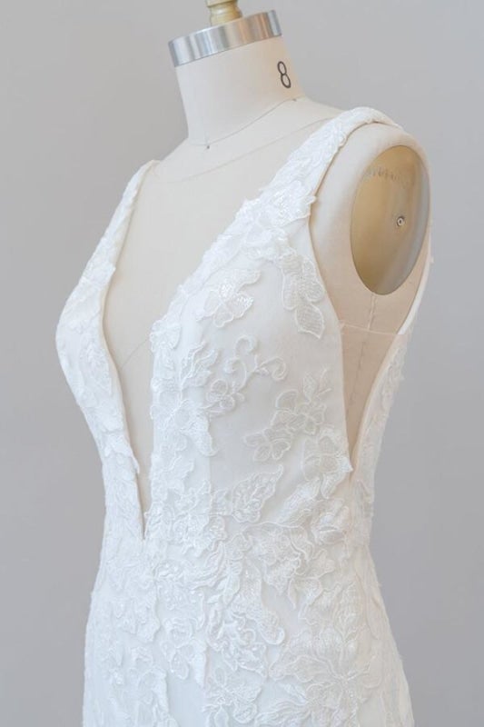 Abiti da sposa eleganti a sirena in tulle con applicazioni e scollo profondo a V