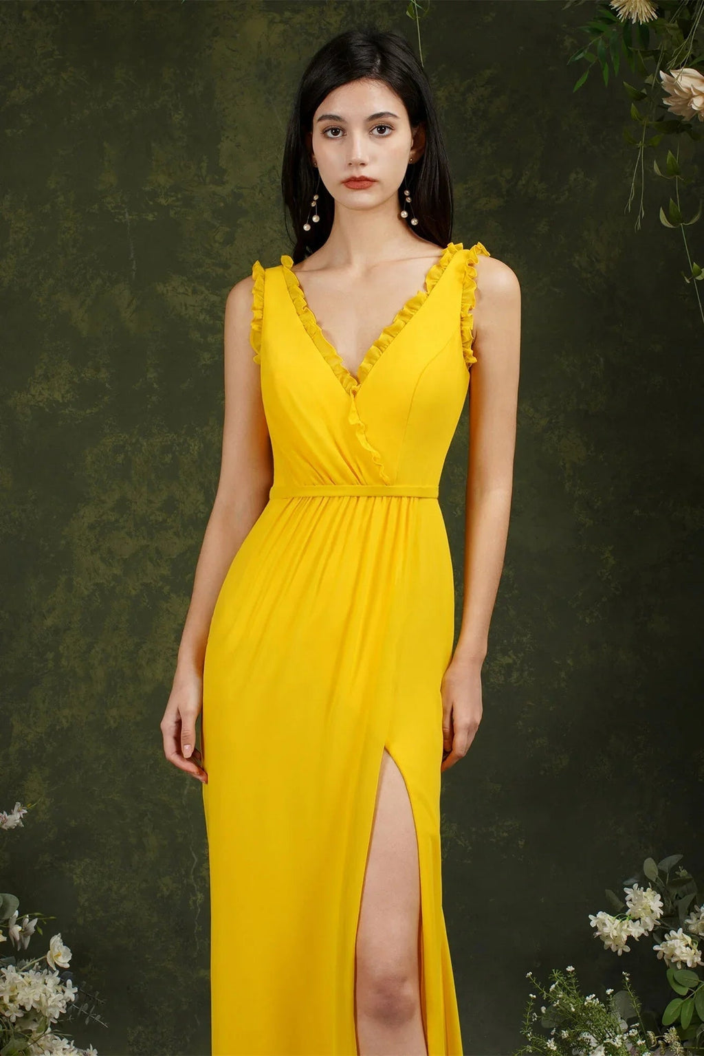 Vestido de baile comprido até ao chão, com decote em V profundo, sem mangas e com abertura frontal