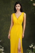 Vestido de baile comprido até ao chão, com decote em V profundo, sem mangas e com abertura frontal