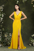 Vestido de baile comprido até ao chão, com decote em V profundo, sem mangas e com abertura frontal