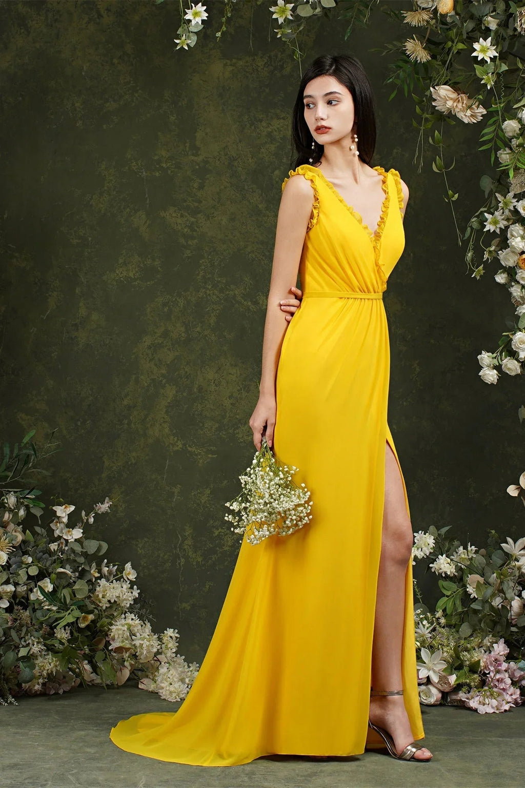 Vestido de baile comprido até ao chão, com decote em V profundo, sem mangas e com abertura frontal