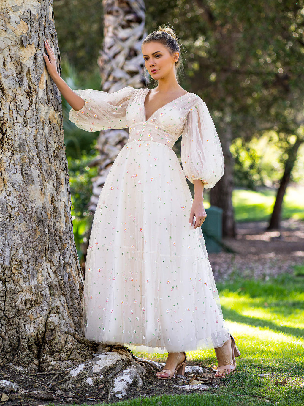 Robe longue à encolure en V profonde, manches à volants nuage scintillant