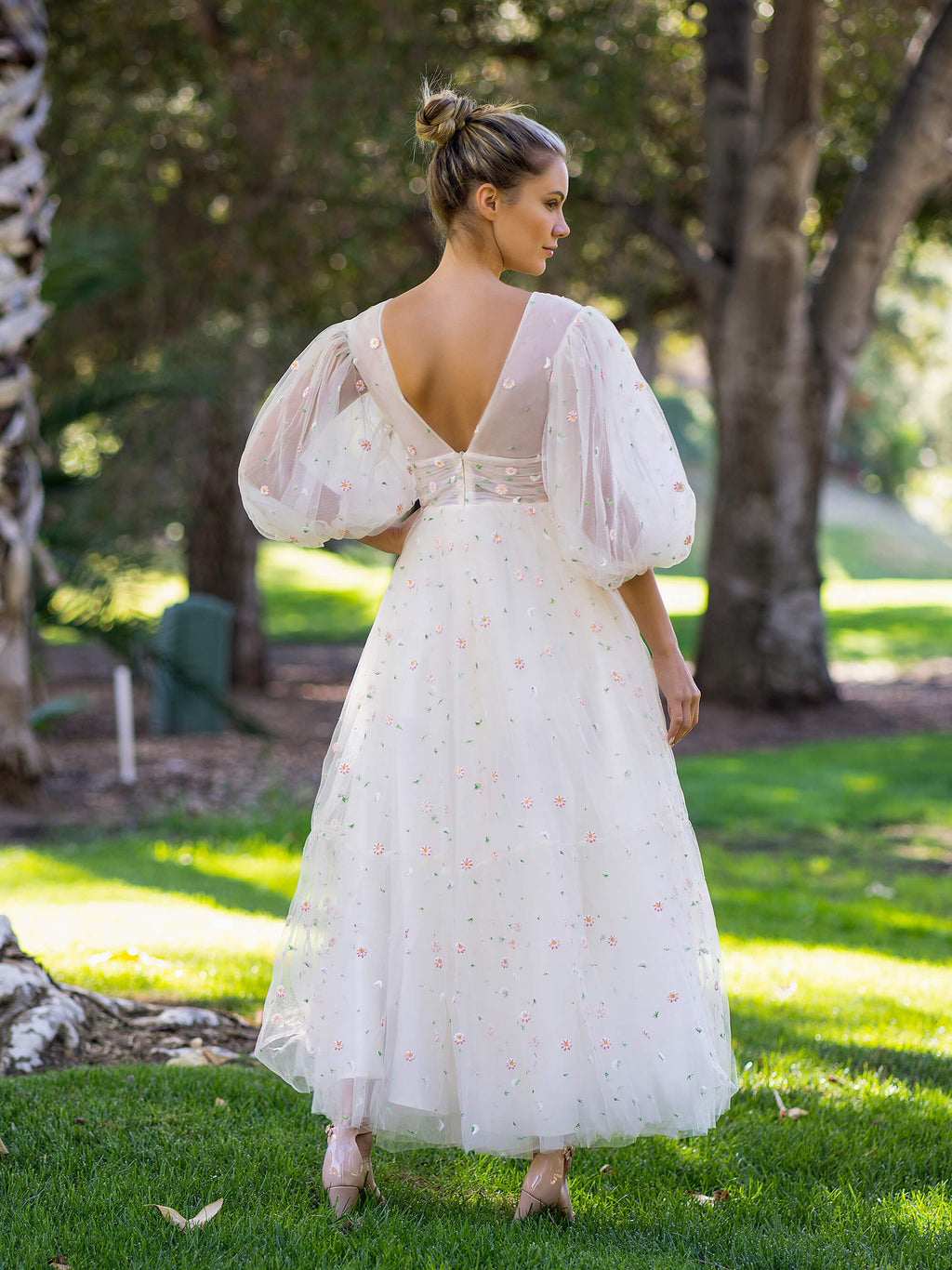 Robe longue à encolure en V profonde, manches à volants nuage scintillant